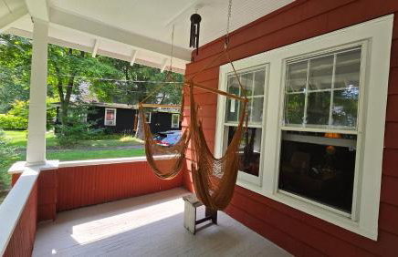 1920s Phoenicia Bungalow with Vintage Furnishings, Sauna, Fireplace, & Fenced Backyard - Foto 27