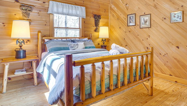 Quaint Dahlonega Cabin w/ Cavenders Creek Access - Photo 3, Room