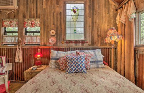 Snuggle Inn Wimberley Cabin with Fire Pit and Deck - Foto 8