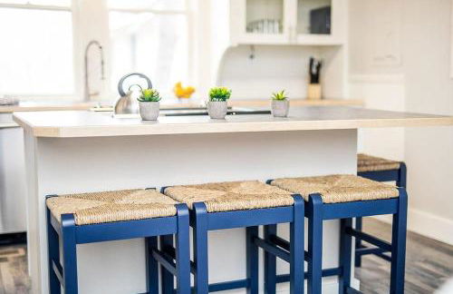 Couples Getaway | Walk to Unc | Free Cruiser Bikes - Foto 6