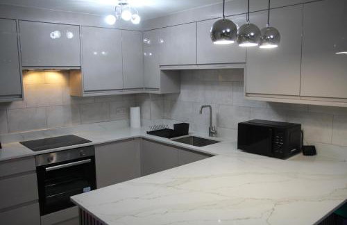 Comfy 2-bedroom Flat with Private Parking - Foto 32