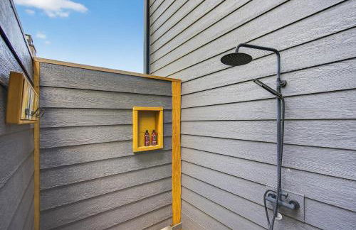 Dockside of the Moon - Photo 48