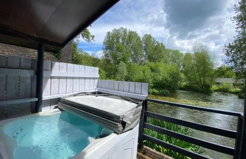 Magpie 1 Hot Tub HuntersMoon-Warminster-Bath-Wiltshire - Photo 7