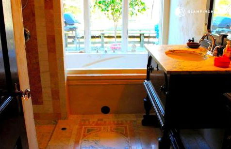 Luxurious Riverfront Cottage with a Hot Tub and a Fireplace near the Twin Lakes, Connecticut - Foto 20