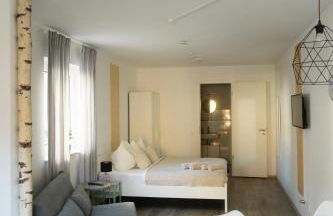 HUGOS Studio Apartment - Photo 13
