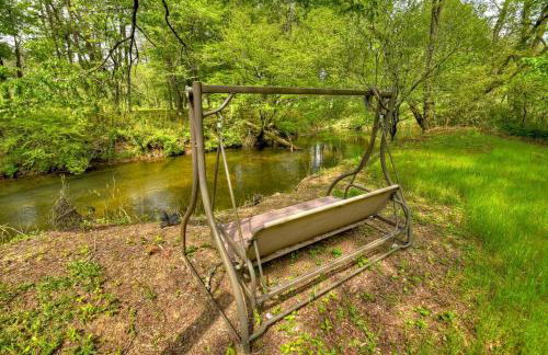 Bear Naked Hideaway - Relax in the hot tub with sounds from the nearby creek - Foto 41