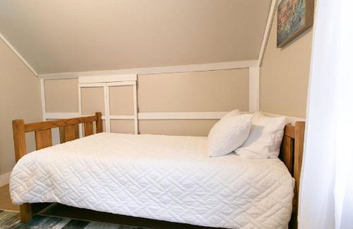 Downtown 2 Bedroom Cottage, Sleeps 6, Walking Distance to Honeywell, Downtown Restaurants, Shopping - Foto 23