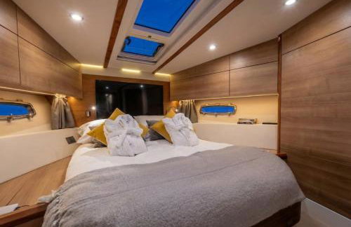 2BR Heated Yacht, Lymington Centre, Beautiful View - Photo 21