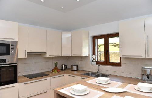 Villa Muskatel KRK -with heated covered pool - Photo 79