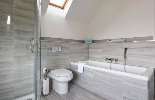 LONG TERM STAY SPECIAL OFFER AVAILABLE! 5-Bedroom Spacious, Stunning Design, Sociable Areas & Cosy House Near South Downs Park, Sleeps 11 with GAMES Room, PRIVATE PARKING and GARDEN - by Blue Puffin Stays - Foto 69