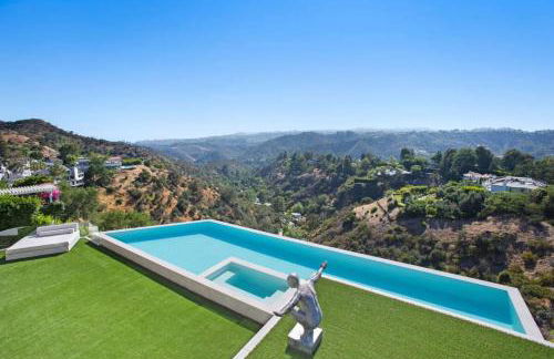 Ultra-Luxurious BH Estate with Pool, Theatre, Views - Foto 10