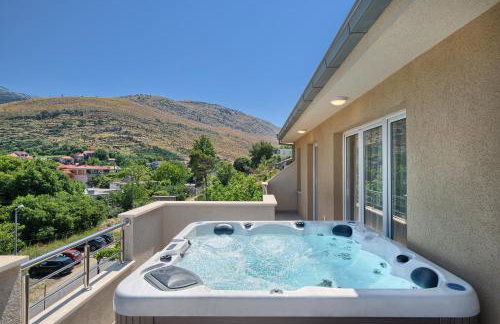 Luxury Mountain View Escape with Private Jacuzzi Split area - Photo 38