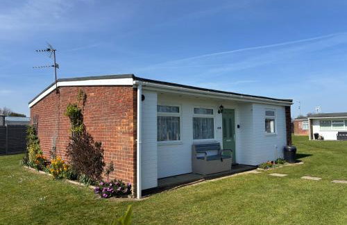 498, Three Bedroom Detached Chalet - Sleeps 6, pet friendly, FREE pool and entertainment passes included - plus WiFi, bed linen and towels included - Foto 1