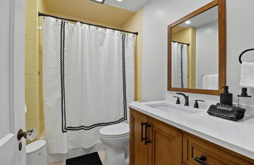 1920s Cottage | Hot Tub | Game Room | Fire Pit - Foto 9