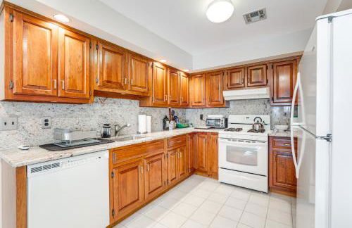 New Jersey Home with Private Office and Backyard Oasis - Foto 8