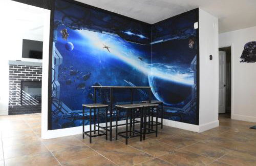 Comfy Expansive Home - Near the Strip - Heated Pool - Foto 39