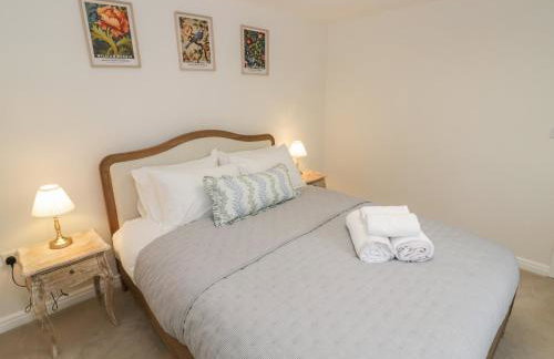 Silverstone Paddock Retreat - Photo 26