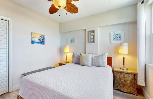 Modern oceanfront condo with outdoor pool, balcony, & washer/dryer - Foto 14