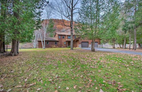 Riverfront Manton Cabin with Pool Table and Fire Pit! - Foto 31