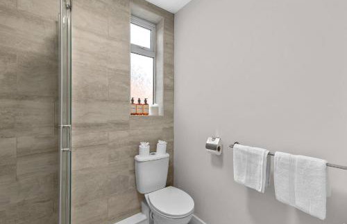 Whitehill - 3-Bed Home from Home, Sleeps 7, Great for Groups & Workers, FREE Parking & Netflix - Hosted by Stay Host Save - Photo 23