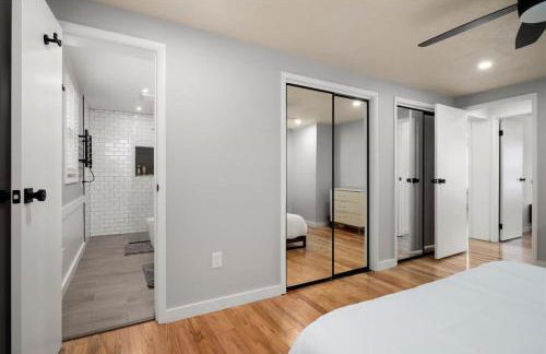 *NEW* Large Backyard ~ Game Room ~ Firepit ~ Lake - Foto 13