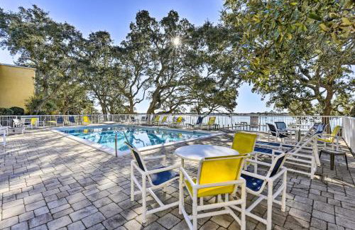 Waterfront Community w/ Perks: Mary Esther Condo - Foto 1