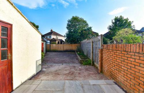 Stylish 3 Bed Home with Parking! - Photo 34