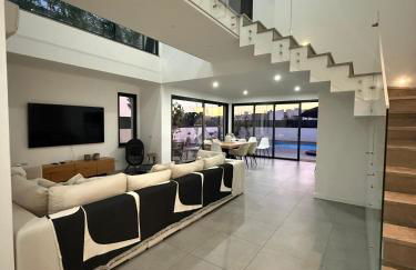 Villa R&M with Pool and Jacuzzi - Photo 2