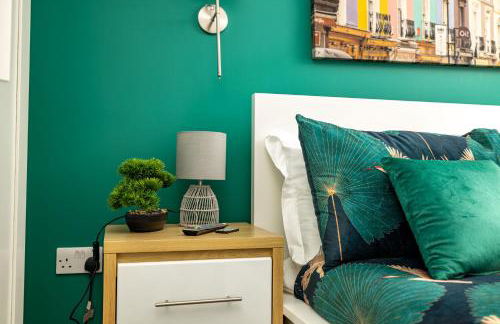 Modern 2-Bed Apartment - Near Train and Town - Parking Available - Foto 20