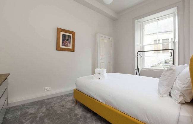 JOIVY Iconic Cockburn Street 4 Bedroom Apartment: Heart of Old Town - Foto 25