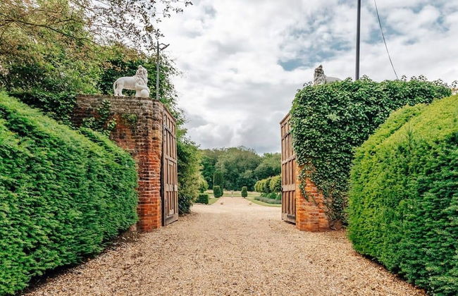 Lavish Tudor Estate Gardens - Sleeps 25 - Foto 45