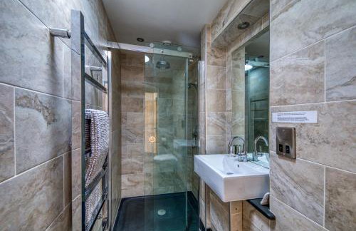 Putsborough Manor 3 Self Catering Cottages with Beach a short walk, dog friendly all year, On site Tennis, Play Area, Paddock, Spa baths, BBQ, Private Gardens, Superfast WIFI - Photo 45