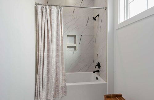 New cottage near Sports Complex with King Beds - Foto 1