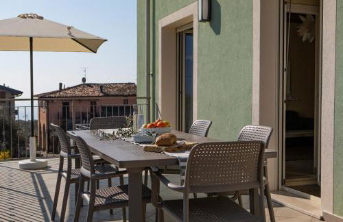 Casa con ampio terrazzo, vista lago e giardino - Foto 9