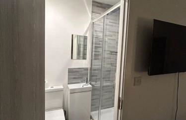 Large 6 Bed 6 Bathroom House - Ideal For Families, Large Groups, Contractors & Business Travellers - Foto 7