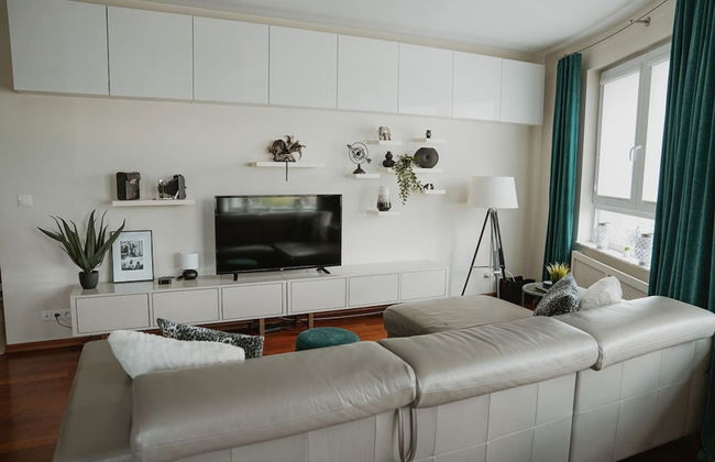 Chic Metro-side Apartment - Photo 19