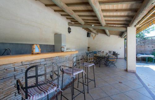 Villa l'ESTEL charme provençal, 15 pers, piscine privée & aire de jeux, au coeur du triange Arles-Avignon-Nîmes - Foto 15