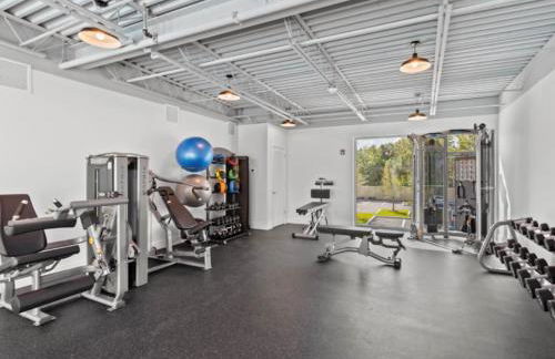 Luxury 2 Bed 2 Bath Waterfront Condo with Patio Sunsets Gym and Parking - Foto 67