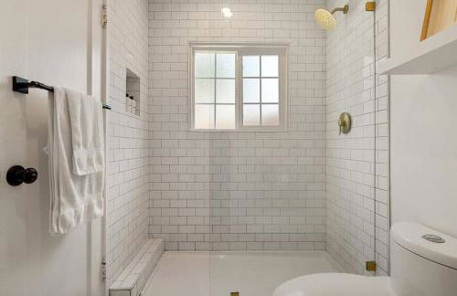 1970s Style Cozy Home with Fireplace Yard and Hot Tub - Foto 27