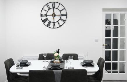 ETIHCITY - 3 Bedroom Semi - Free Parking near Etihad Stadium, Tourist attractions, Manchester City Centre, Transport and Motorway Links next to McDonald's - Sky n Netflix - Foto 22