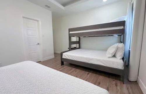 Luxurious Condo with Pool & Garage Close to Shopping - Foto 26