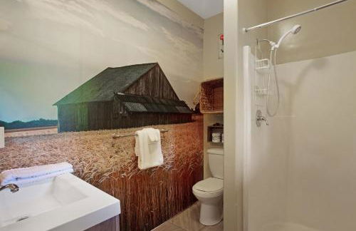 Tree-lined Home with Hot Tub Firepit & Large Yard - Photo 27