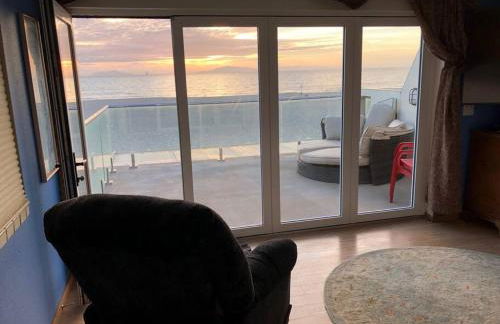 Beautiful Ocean Front Coastal Sunset Beach House - Foto 4