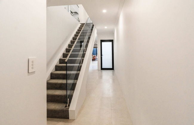 Beautiful 4BR Family Home With Patio and Parking! - Foto 39