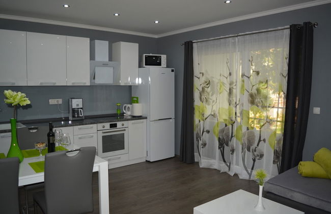 Green-beautiful Modern Apt. With Balcony & Garden - Foto 5