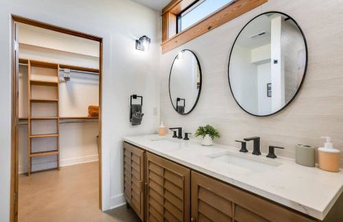 Modern Cabin Near Cheney Lake W Pool and Hot Tub - Foto 13