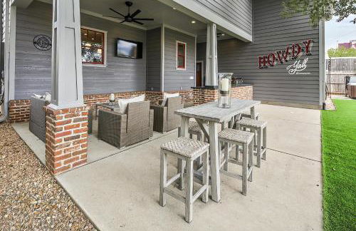 Luxury 5 BR 4 Bath, Hot Tub, Outdoor Kitchen, Across Street from Kyle Field! - Foto 44