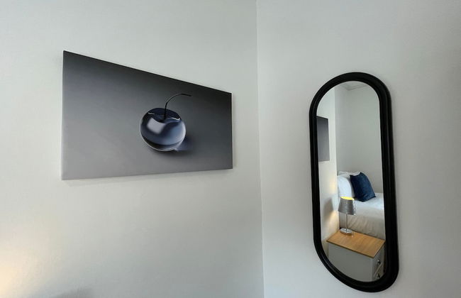 Lovely 3 Bedroom Apartment In Newcastle Upon Tyne With Free Parking - Photo 3