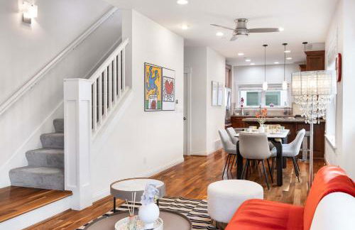 Rare 3BR Modern Urban Escape Private Garage - Foto 13