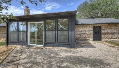 Eclectic Fun Haus With Hot Tub - 3 Min Drive to Main - Foto 2